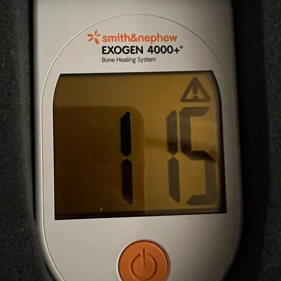 EXOGEN Bone Healing System 4000+ Includes Case, Device, Gel Excellent Condition - Picture 2 of 16